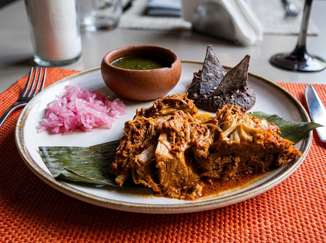 Cochinita Pibil tradicional en Mérida con hojas de plátano