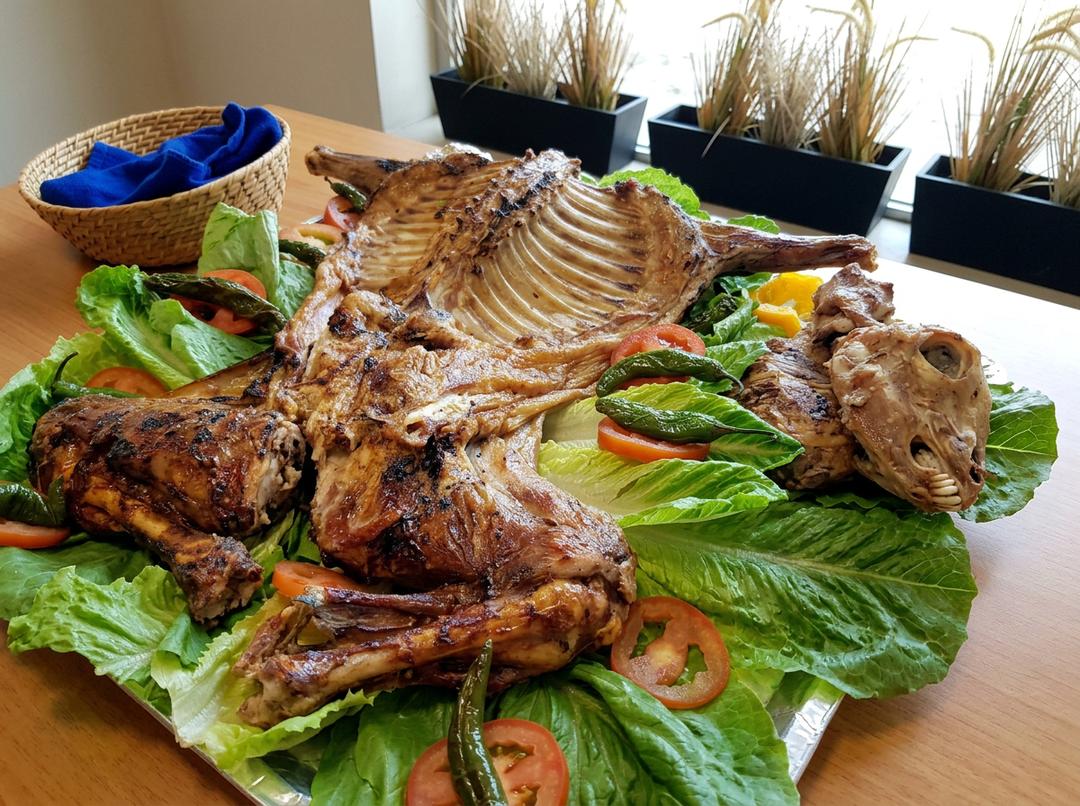 Cabrito al pastor tradicional en asador